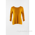 Желтый вязаный пуловер с длинным рукавом